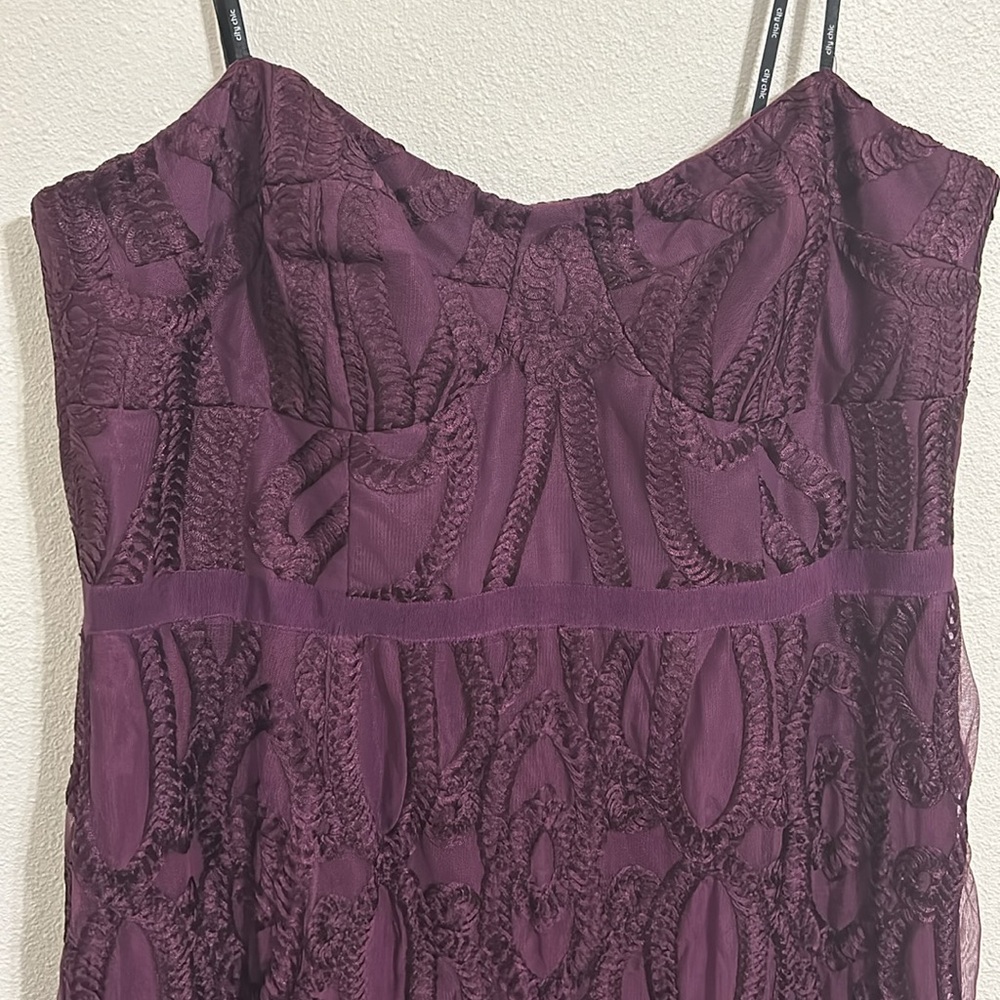 City Chic Fitted Strapless Dress with Embroidered Overlay. Size 20 - Picture 3 of 8